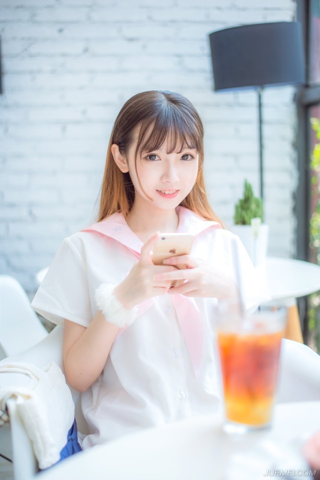 “原来如此，难怪敢硬撼我弩阵，只是不知那滕盾能支撑多久？”魏延闻言点点头，令旗挥动，继续保持着箭簇的射击，同时开始前移，三排人马不断调动着方位，前排的射手将箭匣射空之后，迅速后退，后排射手紧跟着继续射击，形成连绵不断的箭簇压制，而严颜也开始缩小阵型，向这边开来。